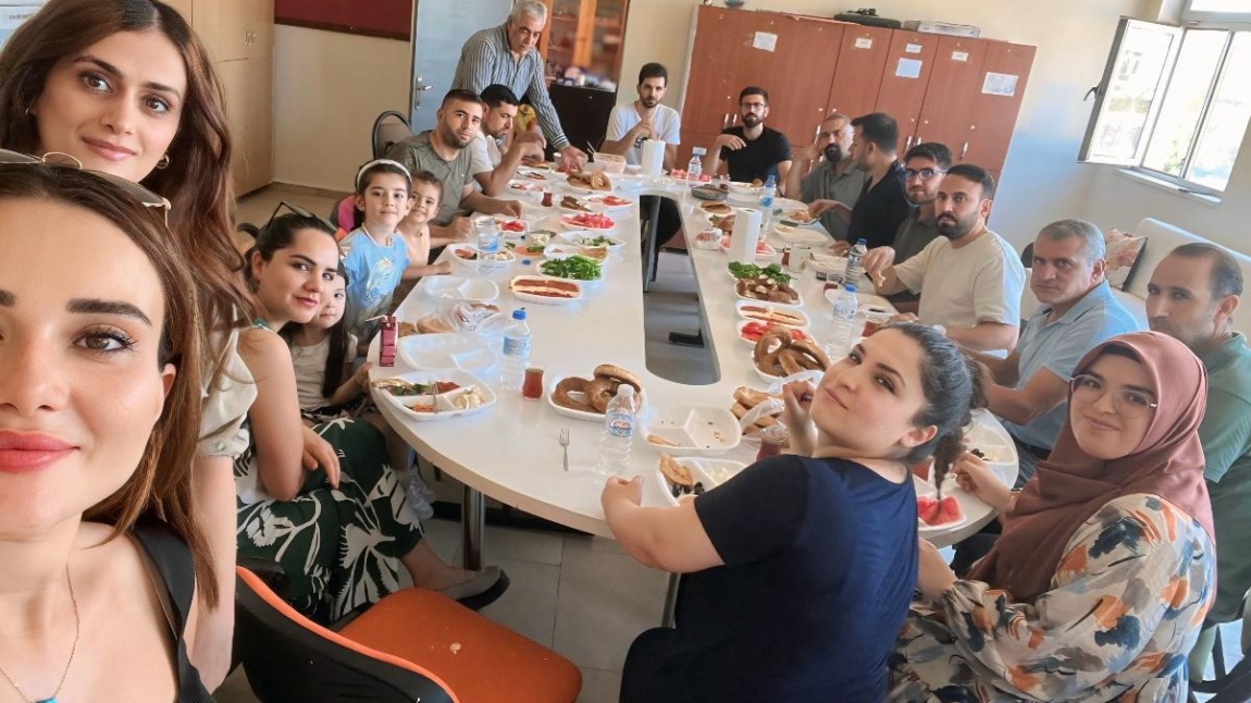 DEĞERLİ ÖĞRETMEN KADROSUYLA YENİ EĞİTİM ÖĞRETİME HAZIRIZ